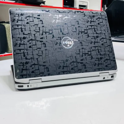 نمای پشت لپ‌تاپ Dell Latitude E6430